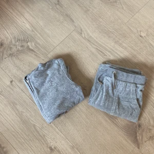 Juicy Couture zip up - Juicy Couture Zip up tröja/hoodie. 10/10 skick, noll defekter. Obs endast tröjan kvar. Nypris 1100kr. Mitt pris 300kr