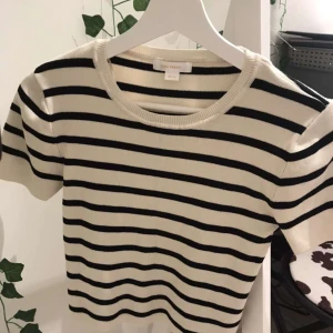 Gina tricot t shirt ! - Jag säljer denna vara för att den ej kommer till använding! Armarna är i längre modell och är skickat material! Den är lite croppad i modellen och ör i bra skick! strl 158-164 kontakta mig för mer bilder💞