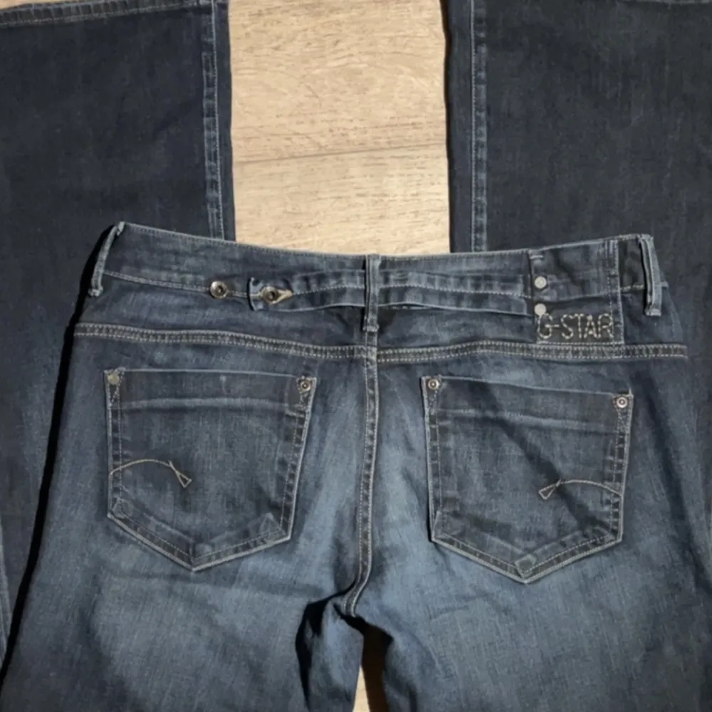 G-star jeans som är köpta på Zalando second hand. Dom är tyvärr för stora på mig och därför har jag lagt in resårband på insidan men går att ta bort. Mått: innebenslängd 82cm,midja tvärs över ca 45cm💞 Har små fläckar men inget som syns💞 Prislapp är kvar. Jeans & Byxor.