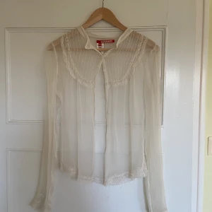 MISS SIXTY BLOUSE - En miss sixty-blus som jag säljer nu! Älskar den! Den är i ett tunt genomskinligt material som broderats på. Som ny, använd några få gånger, har dock ett litet hål på bröstet, kan skicka bild💔dock inget som märks. Ursprungspris 700 Kr, sparat prislapparna