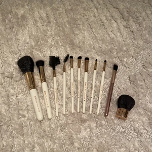 Sminkborstar  - Säljer ett set med en massa sminkborstar, alla är tvättade och är som nya! Säljer alla dessa för endast 80kr!✨ Pris kan diskuteras