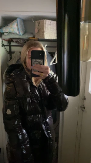 Moncler jacka - Hej!💞 säljer min moncler jacka eftersom den inte kommer till användning hör av dig för mer info  ( inga skador tjockt material )