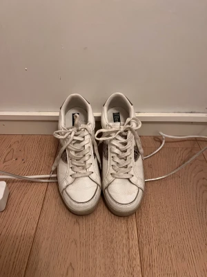 Sneakers  - Säljer dessa extremt snygg skorna från bershka, säljer pågrund av att de ej kommer till användning, inga defekter, använda fåtal gånger☺️