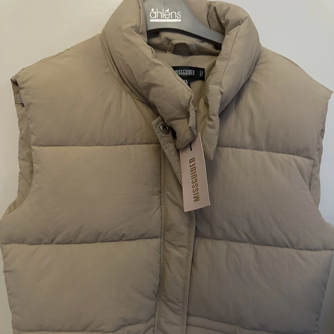 Beige oanvänd väst