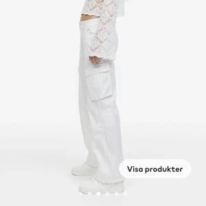 cargo byxor - vita/super ljus beiga cargo byxor. helt oanvända vilket som innebär super bra skick! köpta för 200. storlek 32/xs. skriv för fler bilder, kan lösa med byxorna på också!