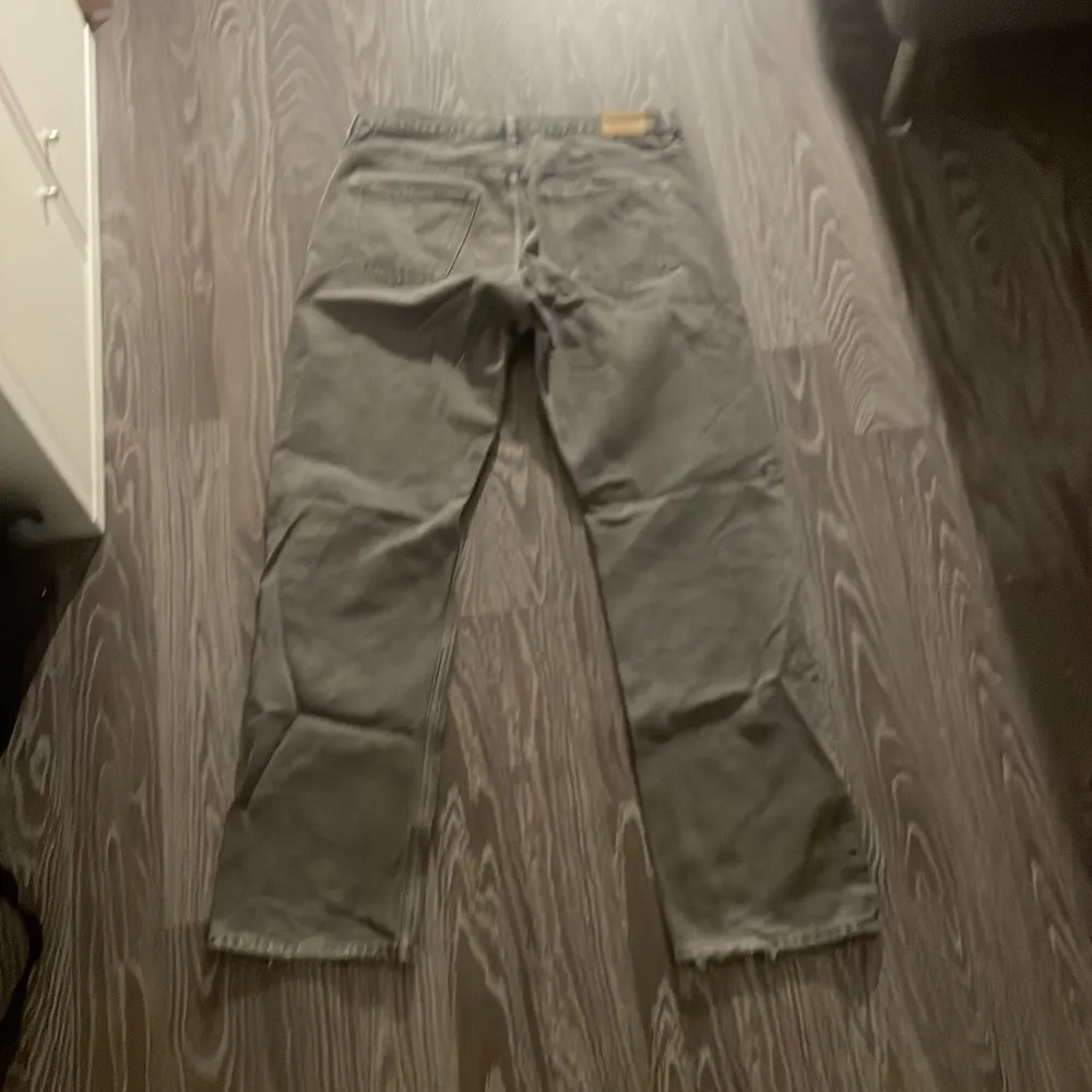 Söljer ett par gråa jeans från weekday model space. Storlek 33/34. Lite minde skador på benen men inget märkvärdigt.. Jeans & Byxor.
