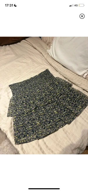 Vero Moda  - Jätte fin kjol från vero Moda,aldrig använd, storlek S och är i jätte bra skick 💕 rensar min garderob 