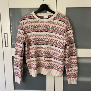 Stickad tröja - Finaste stickade tröjan från Boomerang i 100% bomull!! Väldigt tjockt material, känns lyxigt! Superfint skick! Perfekt till vintern och högtiderna kring den!❤️ 