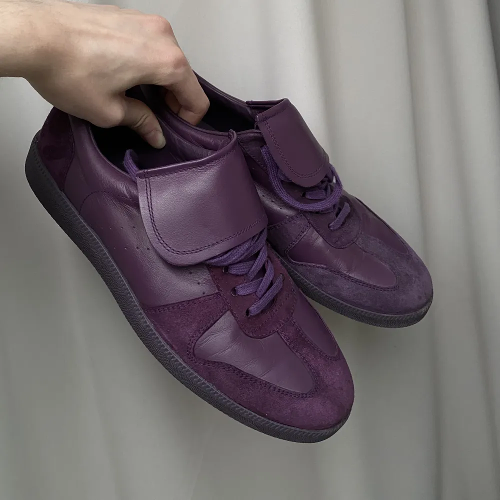 Ursnygga lila skor med unik design💜 passar alla tillfällen, skorna är i jätte fint skick och är gjorda i Spanien🤍. Skor.