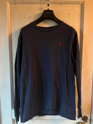 Ralph lauren crewneck - Långärmad Ralph lauren t-shirt/crewneck. Storlek: Xl i barnstorlek motsvarar ungefär S Nypris: ca 700 Pris:150 kr Skriv om ni har frågor, priset är inte hugget i sten!