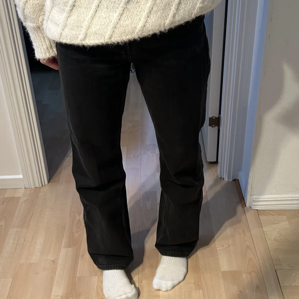 Svarta Weekday Rowe jeans i storlek W26L30 säljs. Inköpta för 590kr och säljs för 229kr💕. Jeans & Byxor.