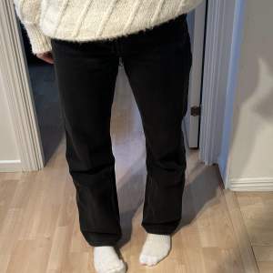 Svarta Weekday Rowe jeans i storlek W26L30 säljs. Inköpta för 590kr och säljs för 229kr💕