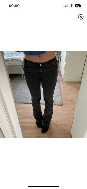 Lågmidjade jeans - Säljer dessa snygga svarta jeans, då jag har för många❤️bara och höra av vid frågor❤️