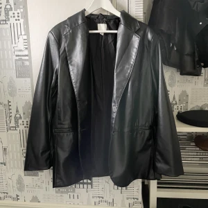 Läderjacka - Från hm, aldrig använd!