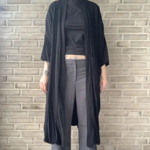 Svart Kimono - Kimono ifrån Weekday i storlek S.  Jag är 172cm, se bilder för passform