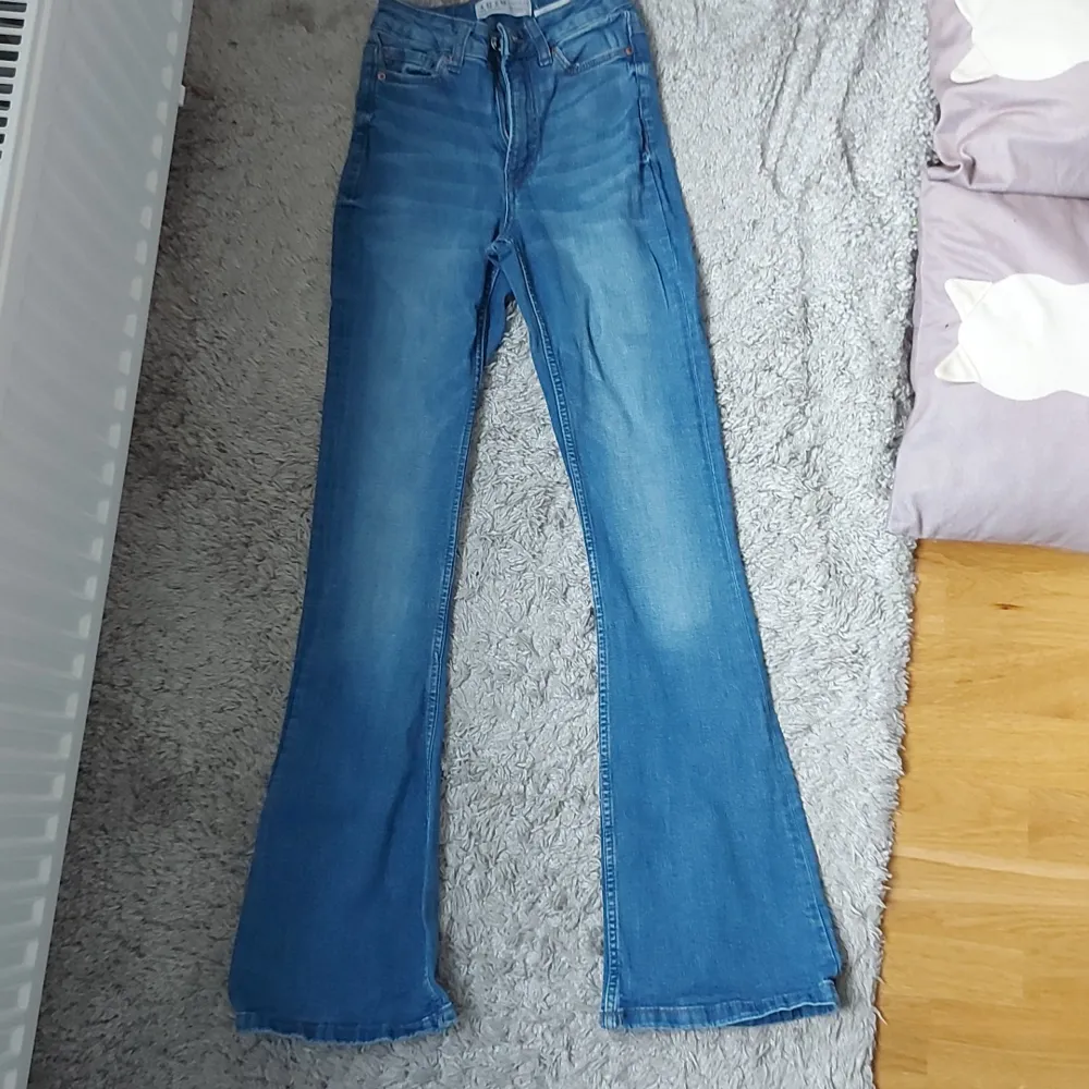 Hej! Jag har ett par primarkjeans med hög midja. Jag är 168 cm lång och de passar mig perfekt men de är för små. Kontakta mig för måten! :). Jeans & Byxor.