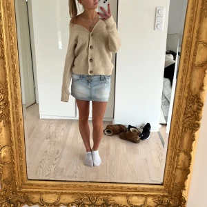 Stickad tröja  - Jättefin stickad cardigan från zara, perfekt nu till hösten! Använd ca 3 gånger, det är en storlek 164 (barnavdelningen) men den passar mig som normalt är en XS-S