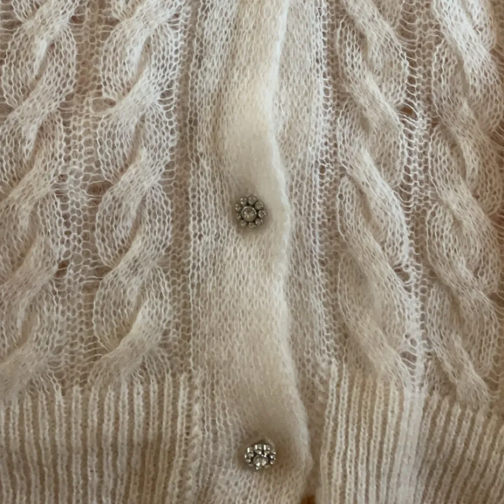 Jättefin stickad tunnare tröja från Lindex, helt ny och har fina ”diamanter” som knappar! Ordinarie pris 400😍 jag har storlek S men den åker upp lite så xs funkar också!. Stickat.