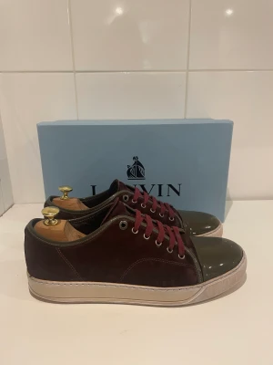Lanvin skor  - Hej! Säljer nu dessa super fina lanvin skor. Skorna är i superfint skick 8/10. Lite missfärgade Bara skorna medföljer vid köp