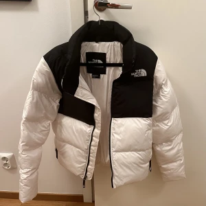 north face jacka!!💗 - Säljes helt oanvänd North Face jacka storlek S. Inköpt 10 oktober 2023. Kvitto finns, dock så har vi av misstag tagit bort lapparna vilket gör att vi inte kan byta jackan. Pris 2.150 kr (nypris 2.699 kr)