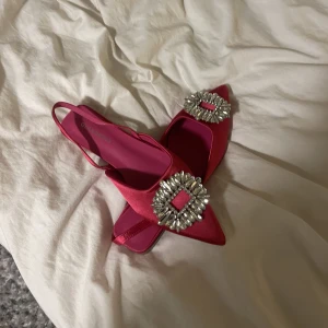 Råsa ballerina  - Säljer dessa super snygga ballerina skor med en snygg detalj där framme. I storlek 37🥰Aldriv använda 