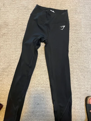 Löpartigjts ifrån gymshark! - Helt oanvända löpartights från gymshark, säljes pga försmå för mig:( superskönt material men kan tyvärr inte använda den!