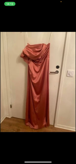 Klänning one shoulder satin - Klänning i satin använd i några timmar priset kan diskuteras vid snabb affär