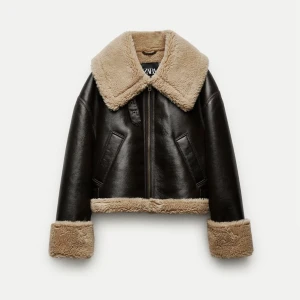 Jacka - Säljer en skinnjacka med teddyfoder från zara. Köpt för 1200 och endast använd två gånger, så i väldigt bra skick! Xs men passar även S. Pris kan diskuteras💕