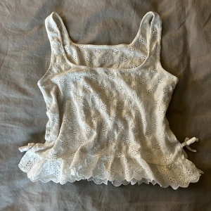 Topp - Gulligt linne/topp från Zara med fint mönster och knytning på sidan🩷