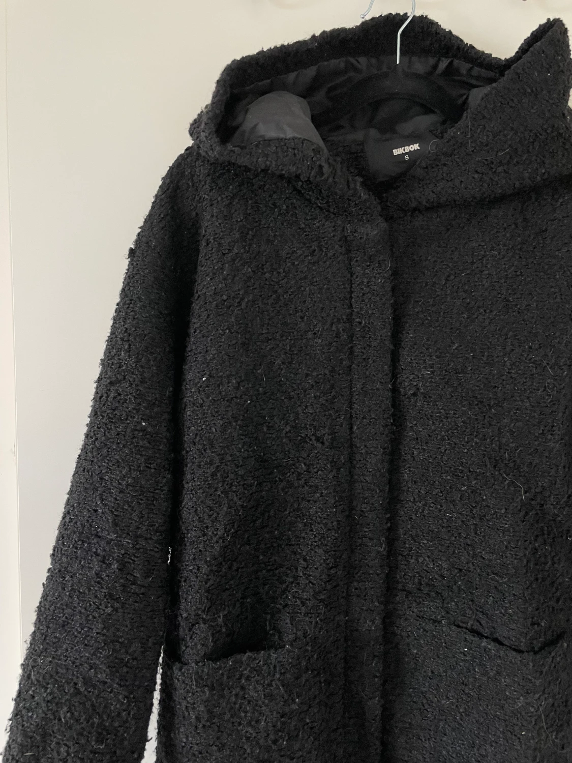 Svart kort kappa med luva - 90
