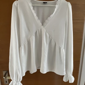 Vit blus  - Super fin blus! Helt oanvänd pga passar ej! Tyget har lite stretch 
