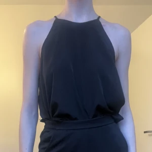 Festtopp - Festlinne. Jättefin att stoppa in i kostymbyxor. Halterneck. Väl använt men i fin skick