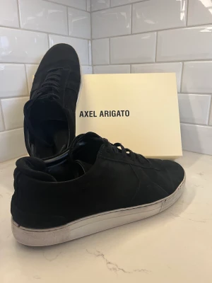 Axel Arigato platform - Ett par Platform i använt skick! Dem har en sliten sula men mockan är superfin och sulan väldigt vit. Skick 6/10 och därav priset. Ett par populära skor med ett nypris på 2500kr! Vid smidig affär kan priset diskuteras😊