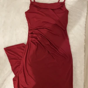 Röd klänning - Jättefin klänning som jag har haft på mig 1 gång.  Perfekt nu till julen🤩