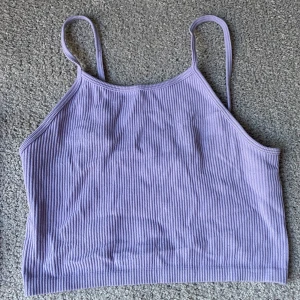 Pull & Bear topp - Superfin lila topp i mycket fint skick  Storlek M-L men sitter perfekt på mig som är en S-M
