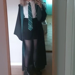 Slytherin rock och slips - Säljer slytherin rocken och slipsen, i braskick och knappt andvänd. Pris kan diskuteras 😊