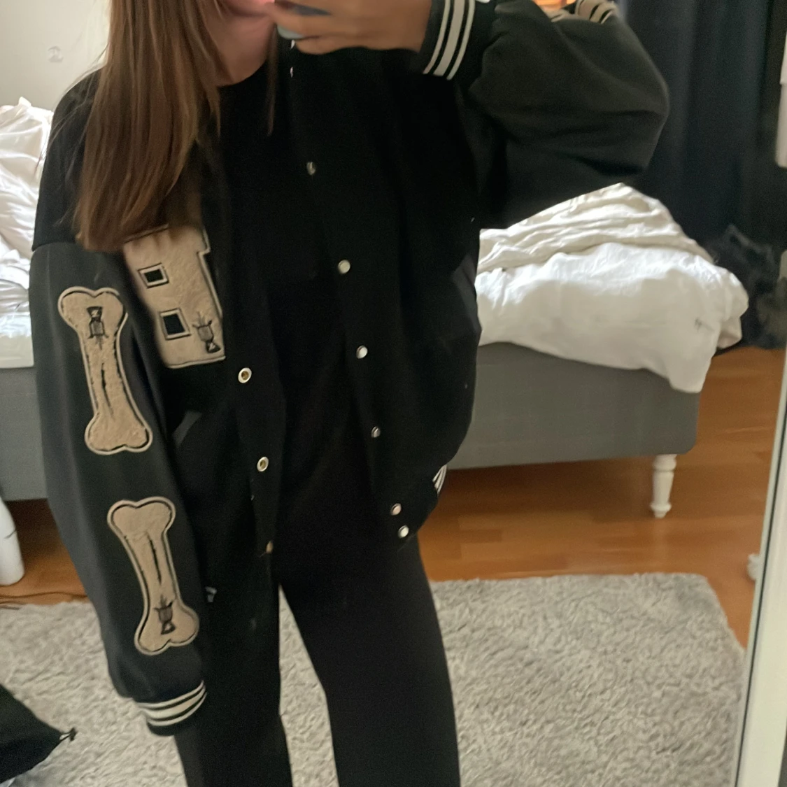 college jacka med ben på ärmarna 