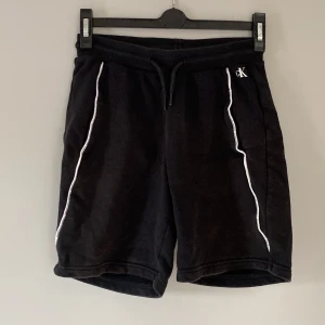 Calvin Klein shorts - Fina shorts i bra skick! 8/10 skick och i storlek 152/12. Hör av er vid några frågor.