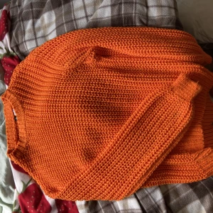 Sweater - Neon orange stickad topp, har inte användning av den längre.