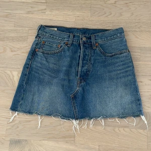 Levis kjol  - Levis kjol i bra skick i storlek 27 (blå). Säljer även liknande i svart. Jag är 165 cm lång och den hamnar ovanför knäna på mig. Storlek 27.