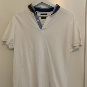 Massimo dutti piké - Massimo Dutti piké som inte kommer till användning längre. Är i nyskick och funkar prima för sommaren. Funkar bra med vilka kläder som helst. Storlek M. Vanligt går den för 600 mitt pris 150kr