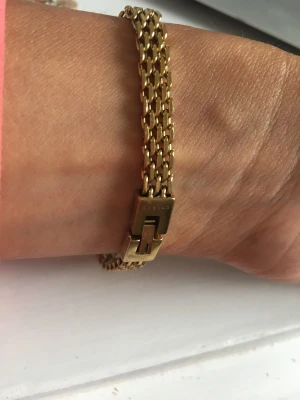 Edblad guld armband Storlek S - Storleken är skulle jag säga en liten small. Produkten är relativt ny och det finns inga färgavlagringar eller slitage på färgen. 