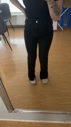 Jeans - Super fina jeans från Gina med slits ner till, tyvärr förstora på mig men annars super fina, säljer eller om nån vill byta mot 36, detta e 38❤️