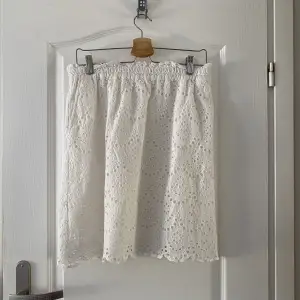 Säljer denna jätte snygga vita kjolen med broderidetaljer från Lindex. Säljer pågrund av att den är alldeles för stor och inte kommit till användning. Kjolen har inga defekter och har även fickor⭐️