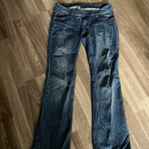 Lowrise jeans - Jätte gulliga lowrise jeans! Knappt använda då dom är försmå. Ganska små i storleken