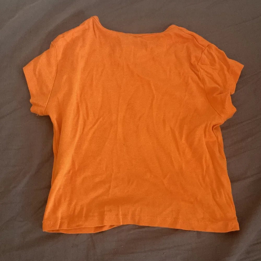 Orange tröja från hm. Den köptes och blev sedan använd fåtal gånger. Jag säljer denna eftersom att det inte är min stil längre. Den är också o jätte bra skick den behövs bara strykas lite.. T-shirts.