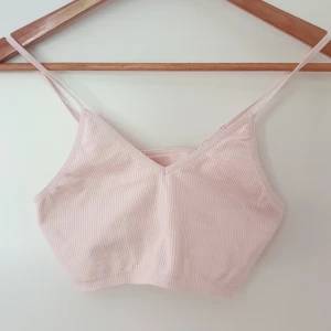 Sömlös ribbad bralette  - BH/bralette från nu-in. Justerbara band. Mellan i stöd. Bra skick.  Inköpt som en Large/L men upplevs som liten i storleken och därför säljer jag den