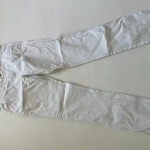 Säljer dessa snygga vita byxor från Gant i storleken W32 L34. Kan mötas upp i Stockholm o kan också fraktas.