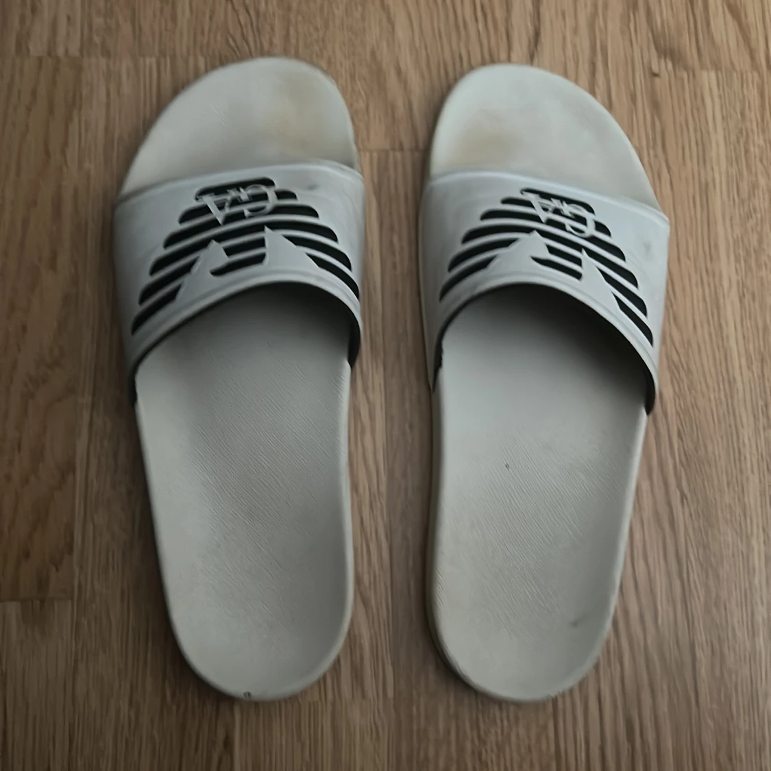 Säljer ett par Armani tofflor 