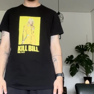 kill-bill t-shirt - cool kill bill t-shirt i storlek M. hund finns i hemmet, tvättas innan utskick. pris + frakt